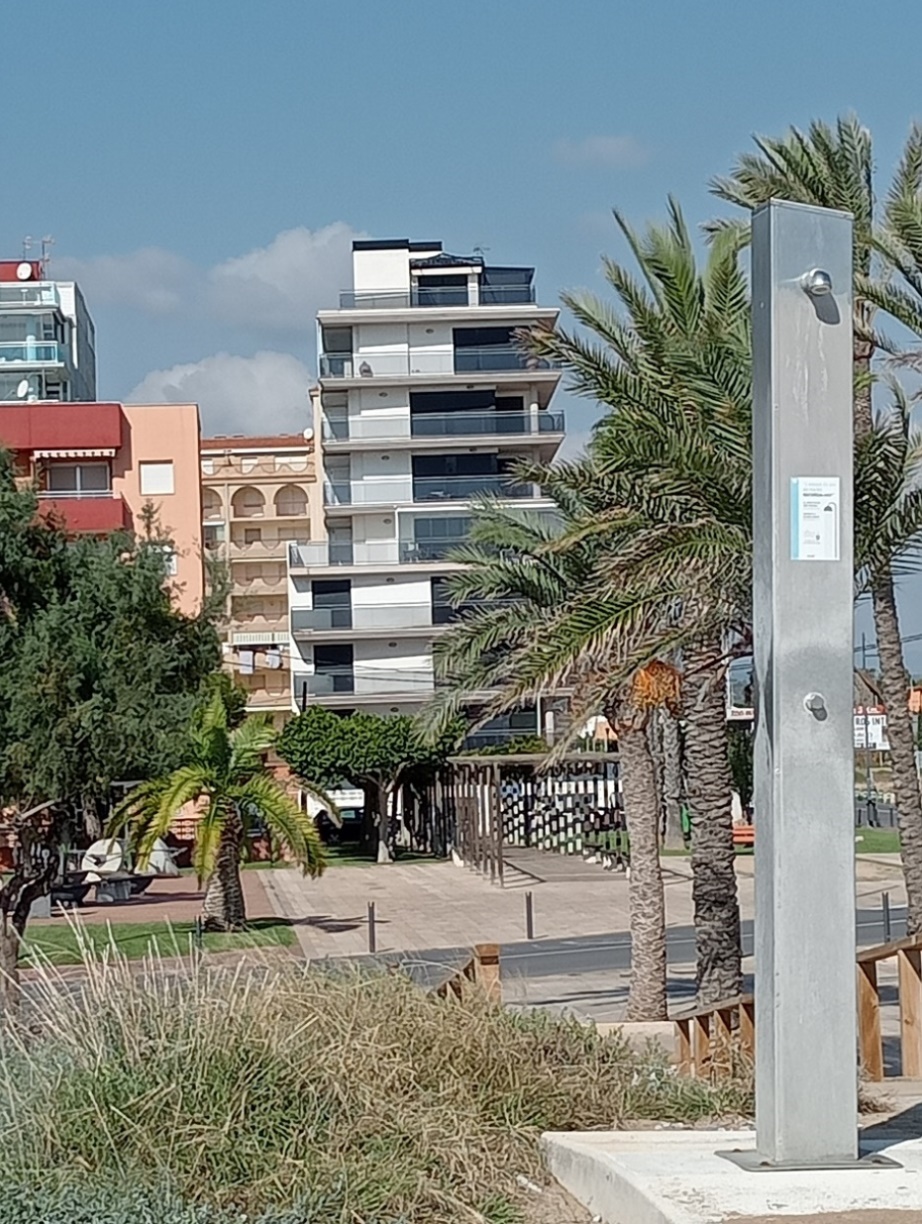 Vista del bloque de apartamentos desde la playa