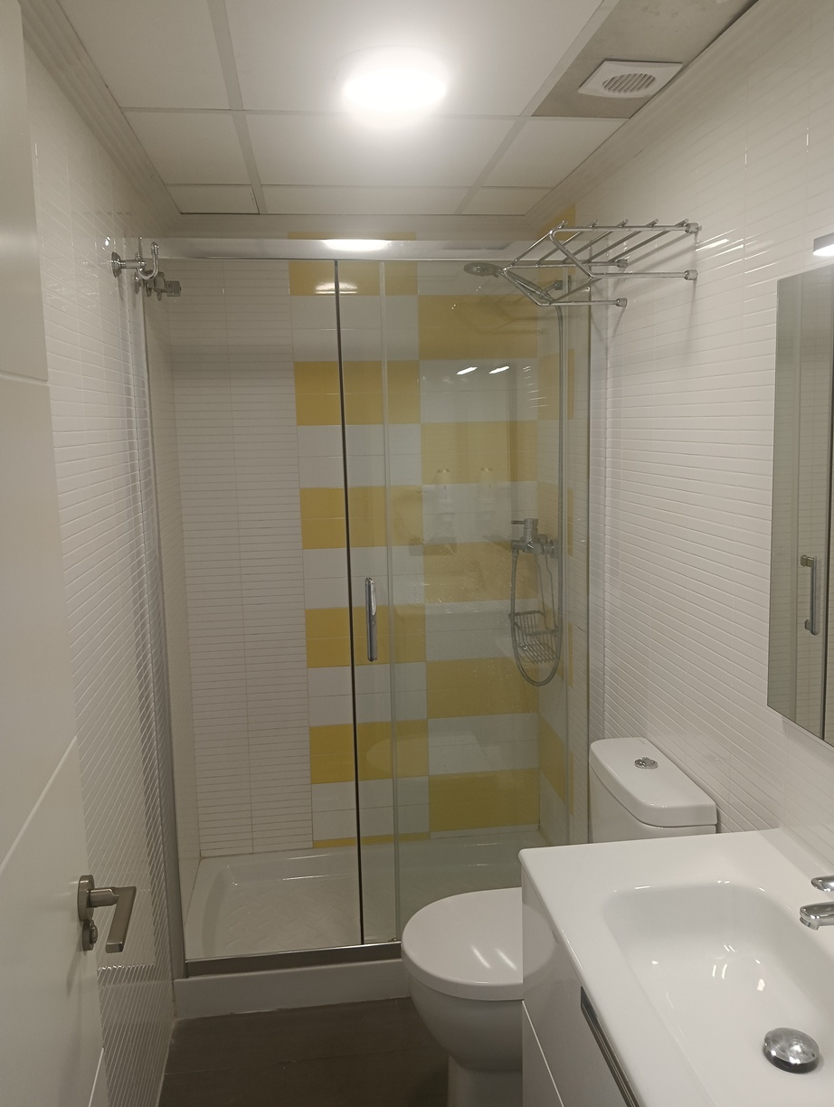 Ba&ntilde;o con plato de ducha y mampara